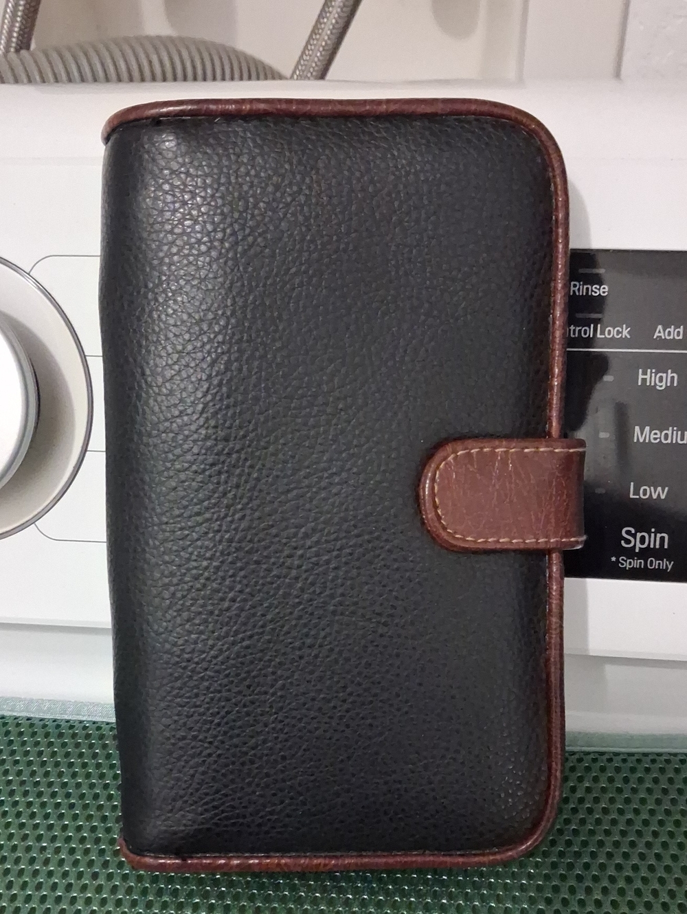 Vintage 2002 Rosetti Black Wallet with Brown Trim Zip Closure